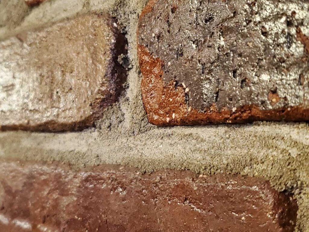 veneer bricks with adjacent mortor joint