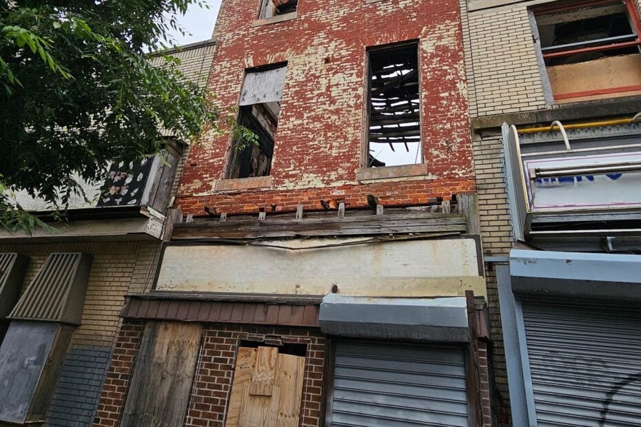 Collapsing Roofs in Ruined Buildings - Part I
